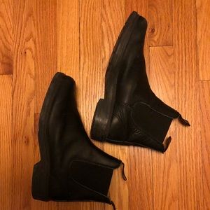 Black Square Toe Blundstones